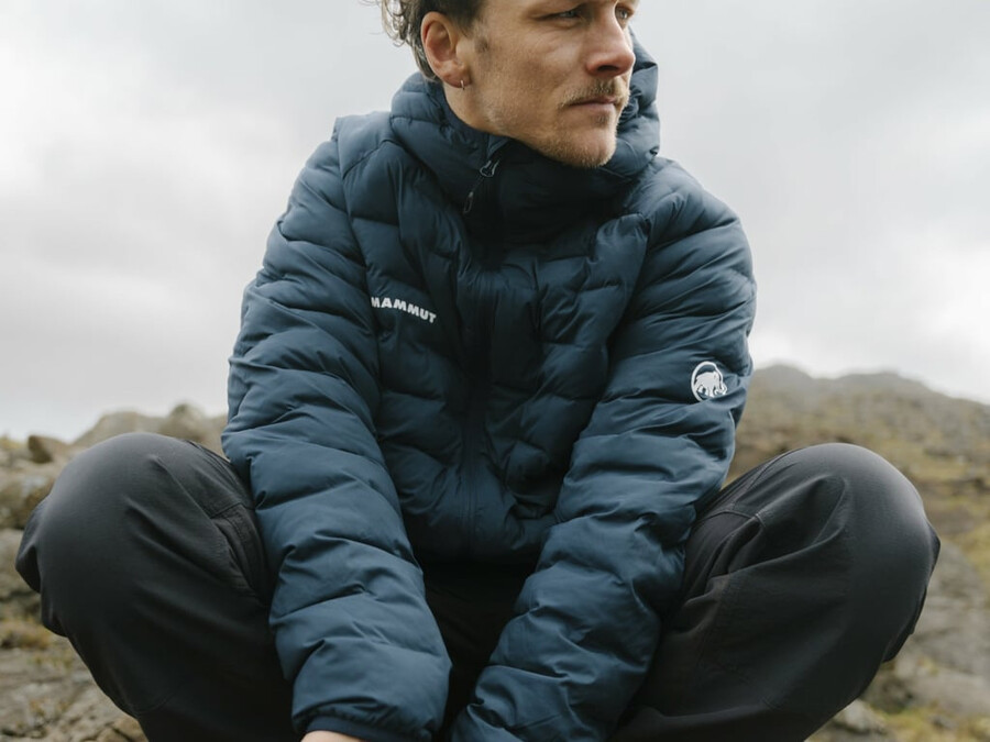 sender in hooded jacket men vin